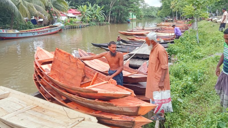 পানি বাড়ায় জমজমাট ঝালকাঠির নৌকার হাট