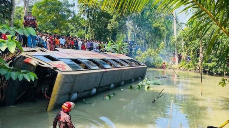 বরিশালে নিয়ন্ত্রণ হারিয়ে যাত্রীবাহী বাস উল্টে পুকুরে পড়ে নিহত ১