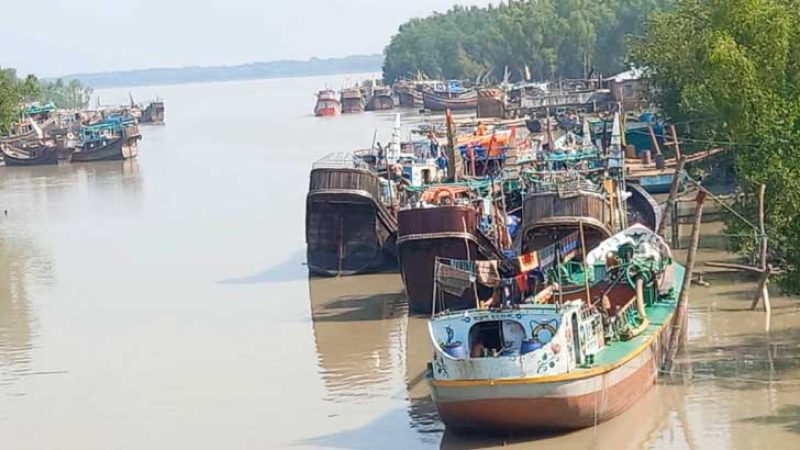 ‘মাছ ধরে জাইল্লারা, চাল পায় হাইল্লারা’