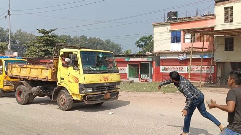 বরিশালে অবরোধে বিএনপির বিক্ষোভ, গাড়ি ভাংচুর