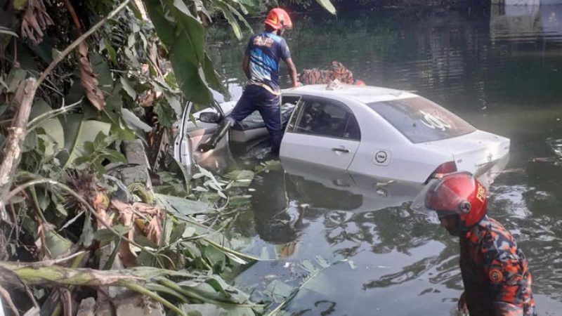 গৌরনদীতে নিয়ন্ত্রণ হারিয়ে ভ্যানকে ধাক্কা দিয়ে প্রাইভেট কার পুকুরে