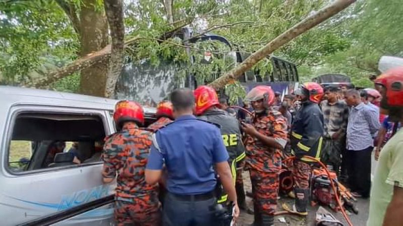 উজিরপুরে বরযাত্রীর মাইক্রোবাস ও পরিবহনের মুখোমুখি সংঘর্ষ,নিহত-১ আহত ১০