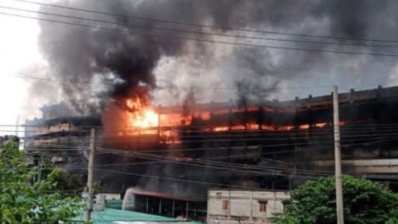 লুটের পর গাজী টায়ার কারখানায় অগ্নিসংযোগ, নিখোঁজ দেড় শতাধিক