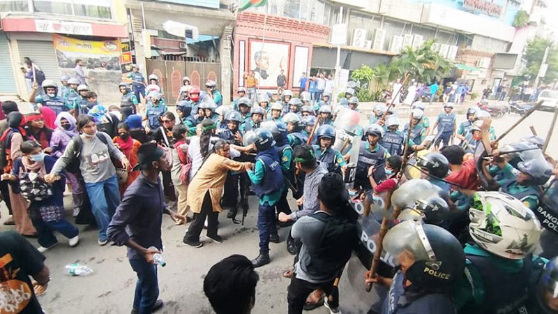 খুলনায় পুলিশ-শিক্ষার্থীদের মধ্যে ব্যাপক সংঘর্ষ ও সাংবাদিকসহ আহত অর্ধশত