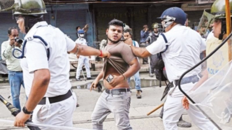 উত্তাল পশ্চিমবঙ্গ, শিক্ষার্থী-পুলিশ ব্যাপক সংঘর্ষ