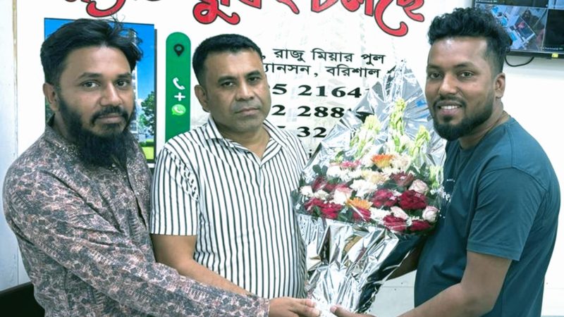 বরিশালে এ.কে স্কুলের সভাপতিকে ফুলেল  শুভেচ্ছা