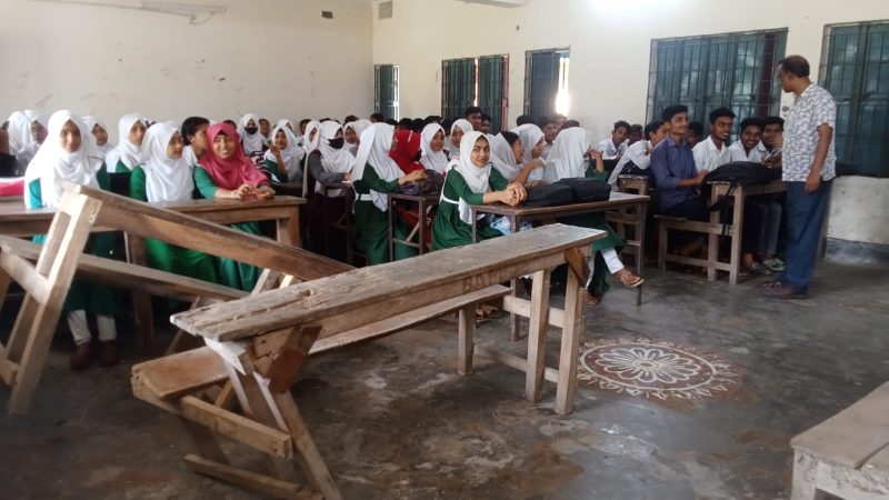 অনাথ বন্ধু মাধ্যমিক বিদ্যালয়ের শিক্ষার্থীরা ভাঙাচোরা বেঞ্চে অধিক ঝুঁকি নিয়ে ক্লাস করছে