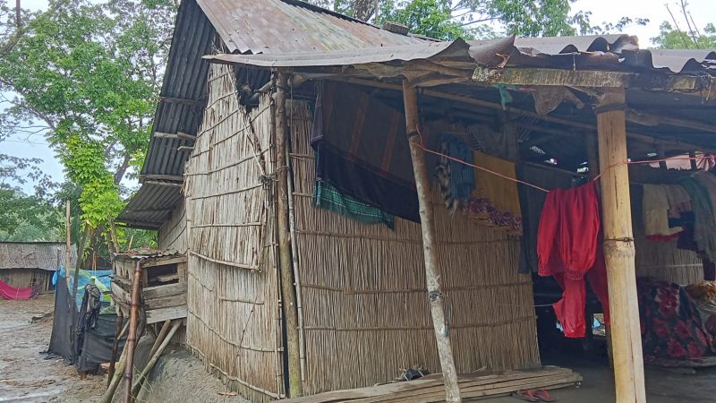 কালিহাতায় ২০ বছর ধরে অসহায় পরিবারের ঝুপড়ী ঘরে বসবাস