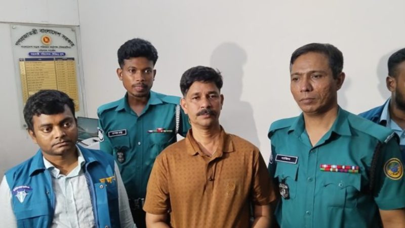 বরিশাল বিআরটিএ অফিসে দুদকের অভিযান, দালাল আটক