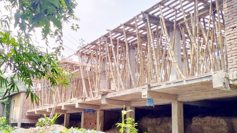 সরকারি খাল দখল করে অবৈধ পাকা স্থাপনা নির্মাণ।