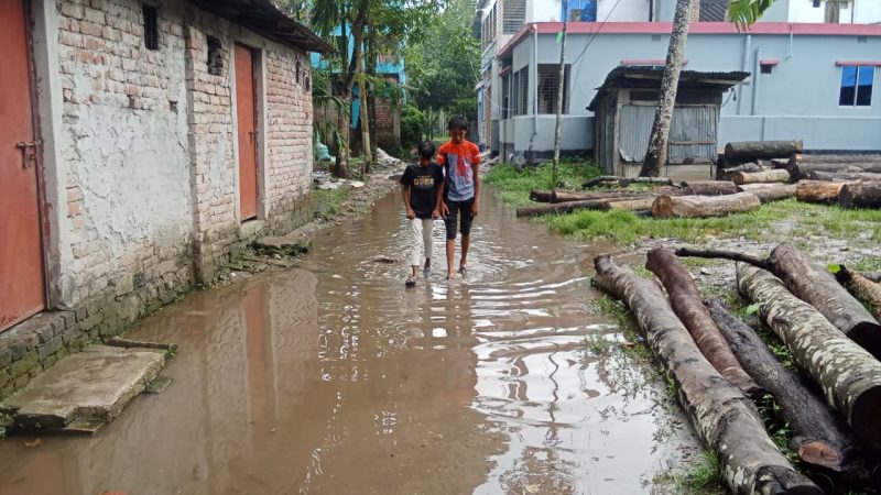 উজিরপুরে  হালকা বৃস্টিতেই ডুবে যায় রাস্তা , ভোগান্তিতে কোমলমতি শিক্ষার্থীরা