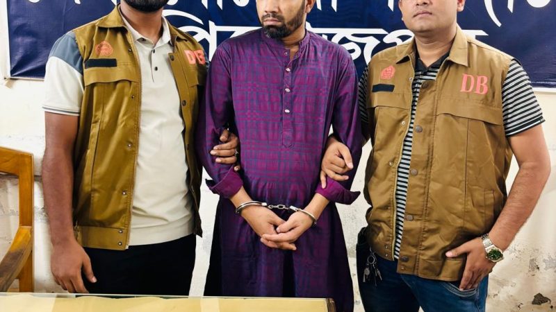কালিবাড়ি রোডে ডিবি’র হানা, ১৫০ পিস ইয়াবাসহ কাপুড়িয়া পট্টির সোহেল আটক