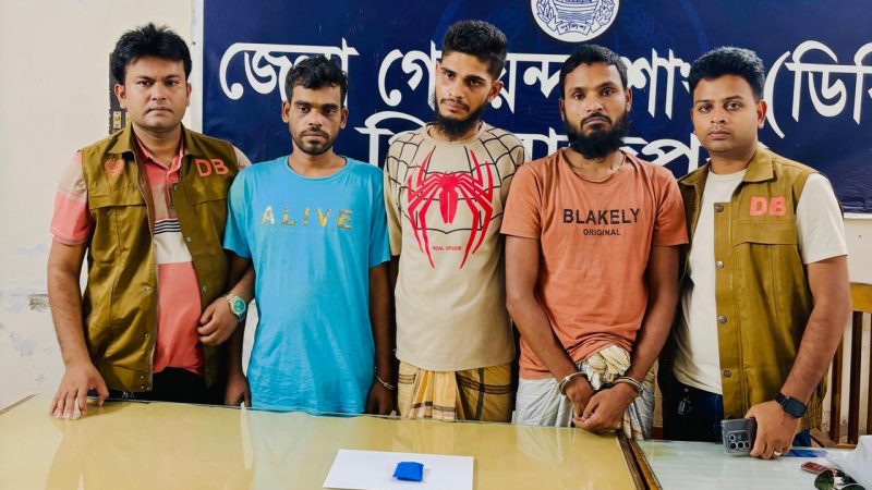 পিরোজপুরে ২০০ পিস ইয়াবাসহ ৩ মাদক কারবারি গ্রেপ্তার, পলাতক ২